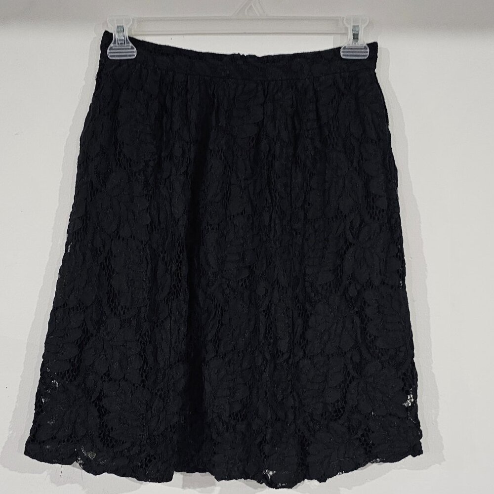 Minimum Women mini skirt with flower laced pattern and black inner lining Size38